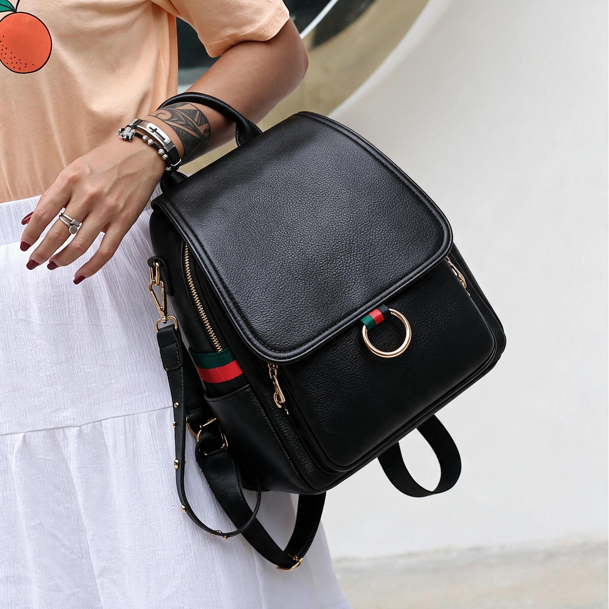 Sac à Dos Femme en Cuir Élégant avec Bande Rayée et Anneau Doré Confortable et Polyvalent SACKDS21N - حقيبة ظهر نسائية جلدية أنيقة بتصميم فاخر وتفاصيل كلاسيكية 4