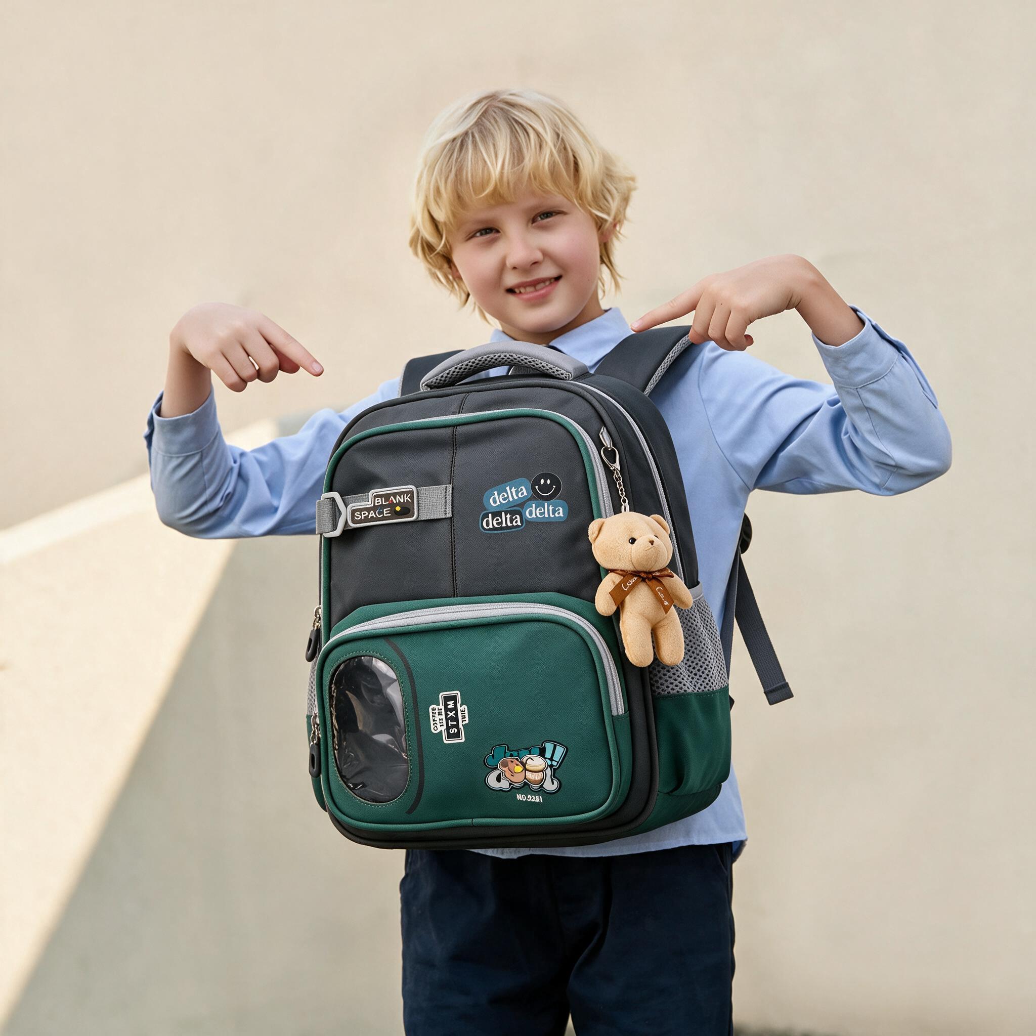 Sac à Dos Scolaire Delta Design Ergonomique avec Trousse et Pendentif Ours Inclus Gris SACKDS35GR - حقيبة ظهر مدرسية عصرية مع مقلمة مدمجة