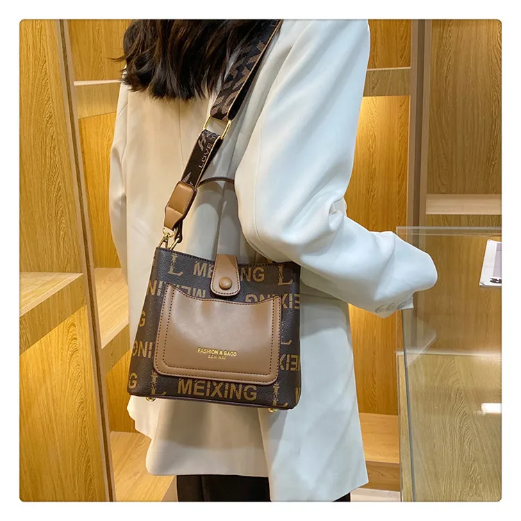 Sac à bandoulière rétro à large sangle pour femme, design de niche, luxe, unique initié, la mode 2024