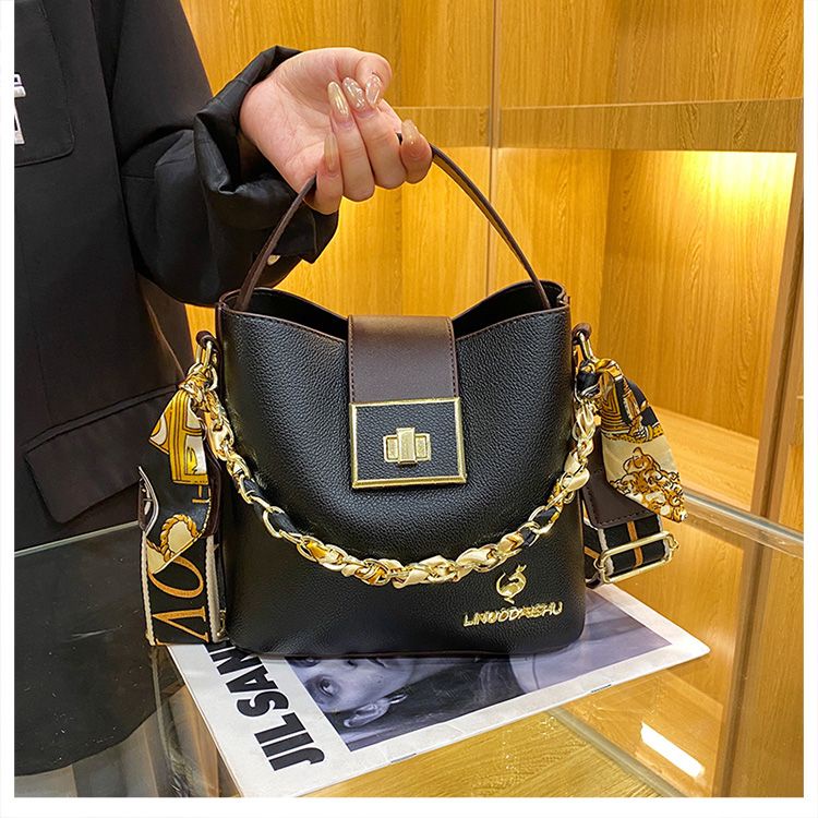 Sac à bandoulière Lenno kangourou en cuir souple design de luxe pour femme